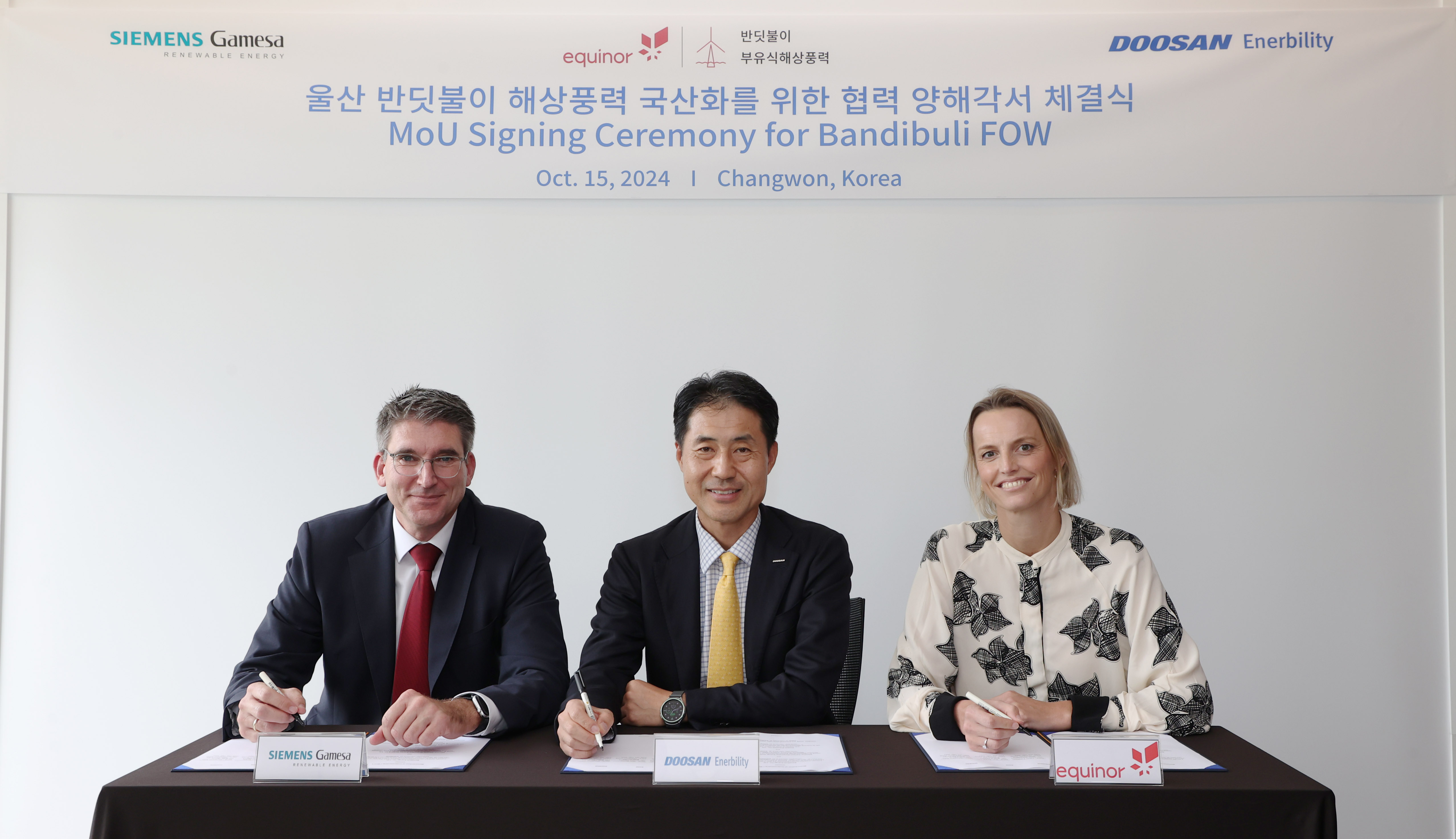 On Oct 15, Seungwoo, Sohn, CEO of Doosan Enerbility’s Power Services BG (in the middle), together with Marc Becker, Head of Offshore at Siemens Gamesa (on the left) and Ingunn Svegården, Senior Vice President of Equinor Renewables APAC, signs an  MOU at the Changwon headquarters for collaboration on the “Bandibuli Floating Offshore Wind Farm” project.