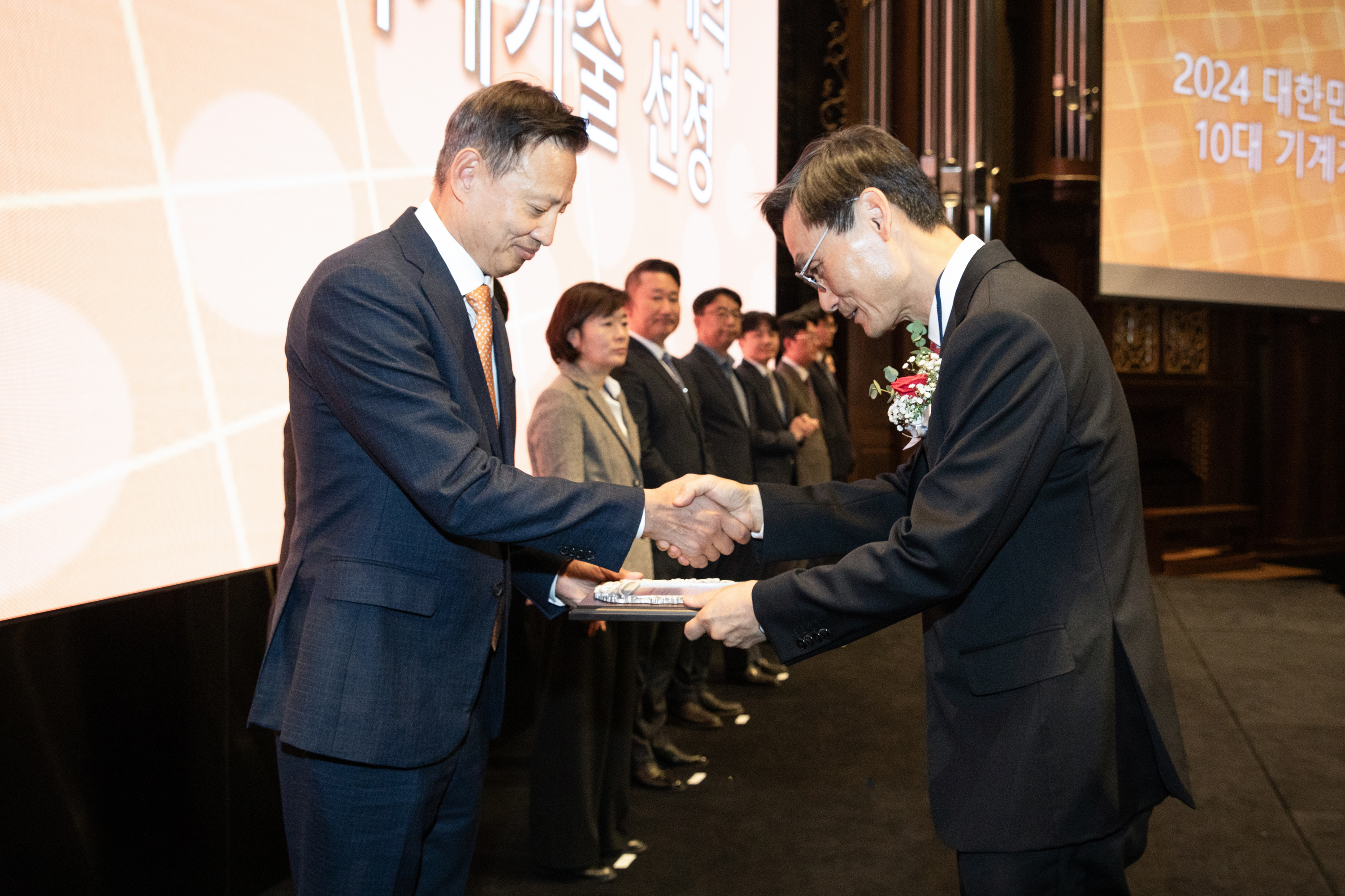 Kwangyol Lee, Senior Vice President of Doosan Enerbility(on the left) poses for a photo with Donghwan Kim, President of the Korean Society of Mechanical Engineers, at the “Top 10 Mechanical Engineering Technologies of the Year 2024” awards ceremony held at the El Tower in Seoul on Nov 13. 