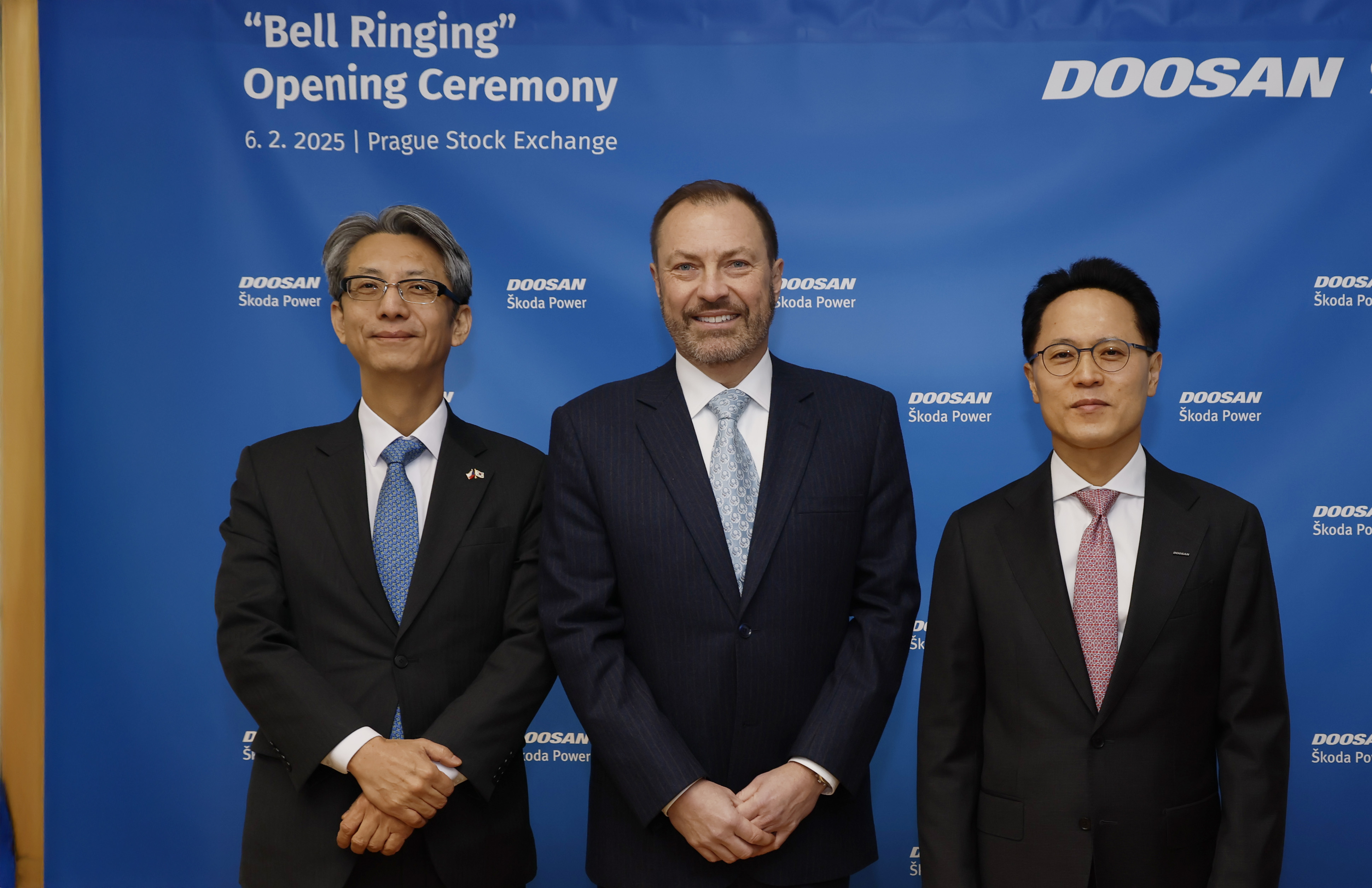 Attendees pose for a group photo at Doosan Skoda Power’s  “Bell Ringing” Opening Ceremony held at the Prague Stock Exchange on Feb 6 (local time). (From left to right) Youngki Hong, South Korean Ambassador to the Czech Republic; Petr Koblic, CEO of Prague Stock Exchange; Sanghyun Park, CFO of Doosan Enerbility.