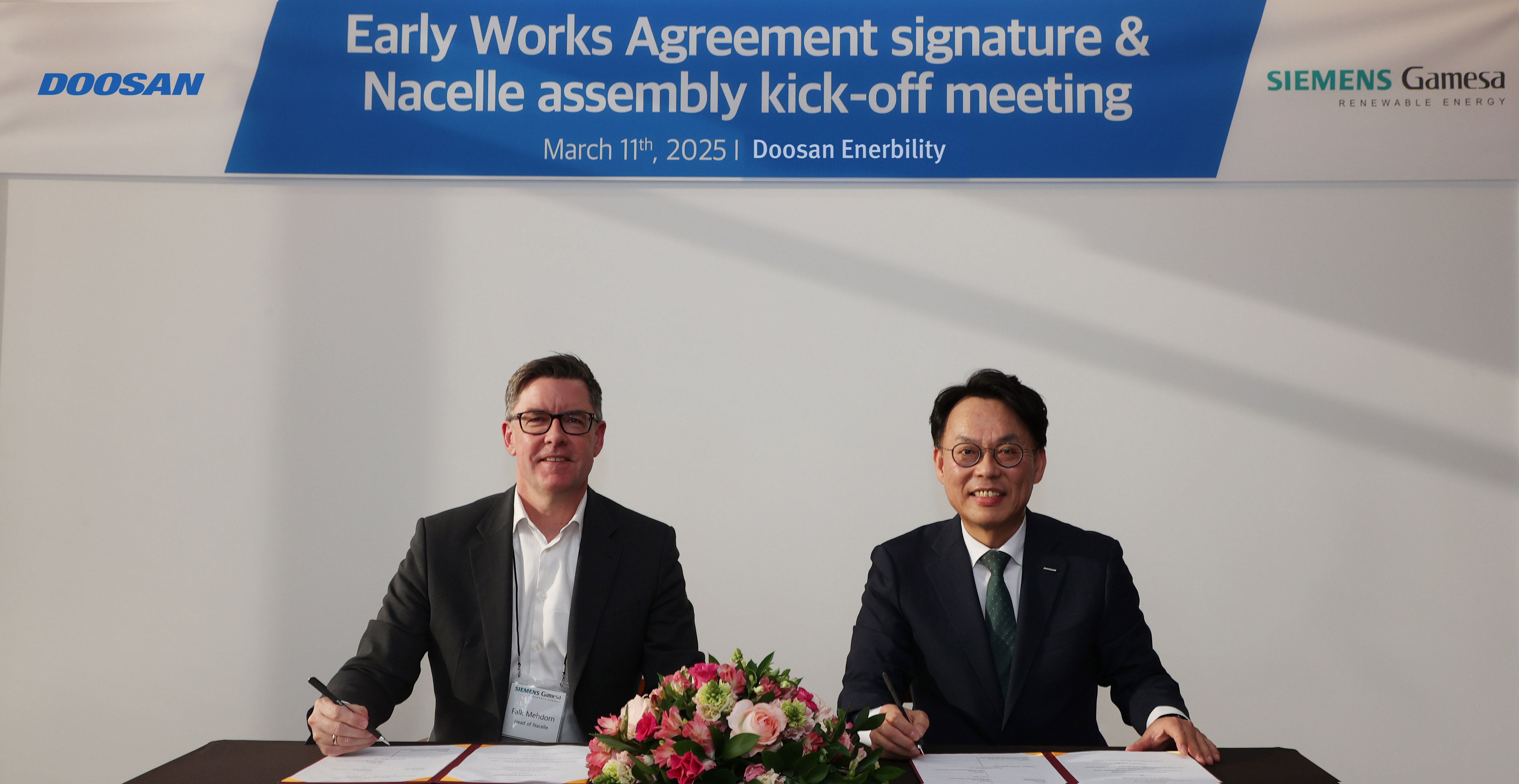 Falk Mehdorn, Siemens Gamesa’s COO of Nacelles (on the left), and Yohan Yun, Senior VP of Doosan Enerbility’s Power Services Sales & Marketing, sign the EWA at the signing ceremony held at Doosan Enerbility’s Changwon headquarters on March 11.