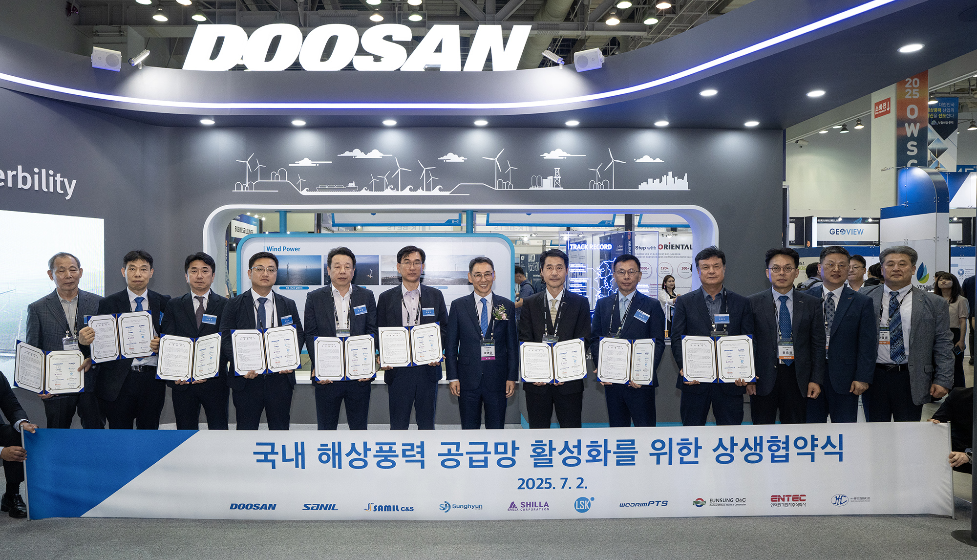 ▲ Doosan Enerbility Vice Chairman & COO Yeonin Jung (middle) poses for a group photo after signing the MOU with leaders of the nine partner companies at the Offshore Wind Supply Chain Conference & Exhibition 2025. (From left to right) Heesung Eun, CEO of Eunsung O&C; Hosung Kim, CEO of Sunghyun Co.; Hyunho Noh, CEO of LSK; Woojin Han, Director of Woorim PTS; Sungyong Yoon, CEO of Samil C&S; Seunghun Yang, CEO of Human Composites; Yeonin Jung, Vice Chairman & COO of Doosan Enerbility; Seungwoo Sohn, CEO of Doosan Enerbility Power Services BG; Donghun Choi, Senior Managing Director of Sanil Electric; Jongwoo Kim, Executive Vice President of ENTEC Electric & Electronic; Yohan Yun, Senior VP of Doosan Enerbility Power Services Sales & Marketing; Dongkyu Shin, VP of Doosan Enerbility Wind Turbine Eng’g; Myonghun Han, VP of Doosan Enerbility Wind Turbine Sales & Marketing.