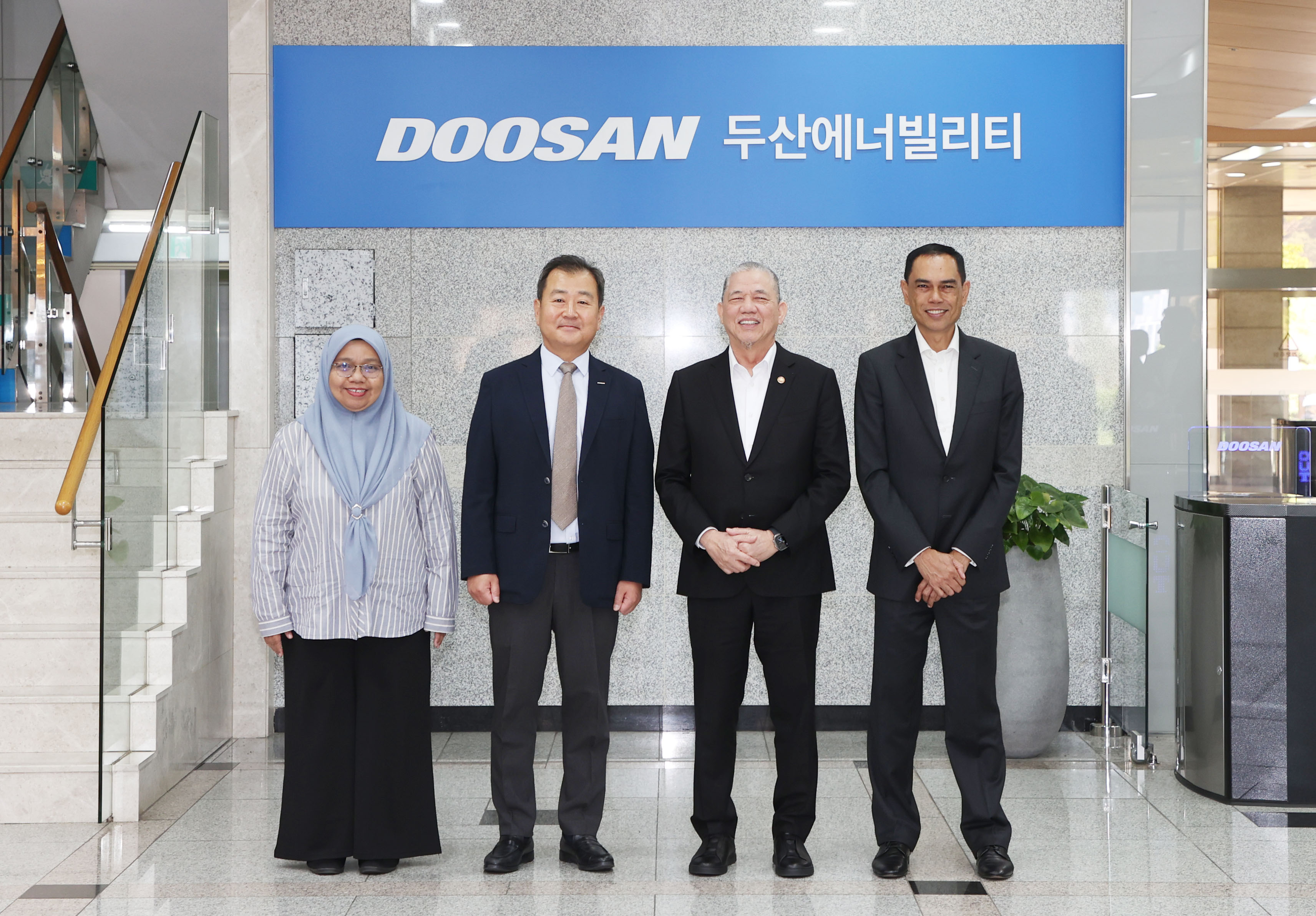 ▲  Fadillah Yusof, Malaysian Deputy Prime Minister and Minister of Energy Transition & Water Transformation (3rd from the left), poses for a commemorative photo with Yoonho Yang, Doosan Enerbility’s Marketing VP (2nd from the left) on his visit to Doosan Enerbility’s Changwon headquarters on Aug 27.  