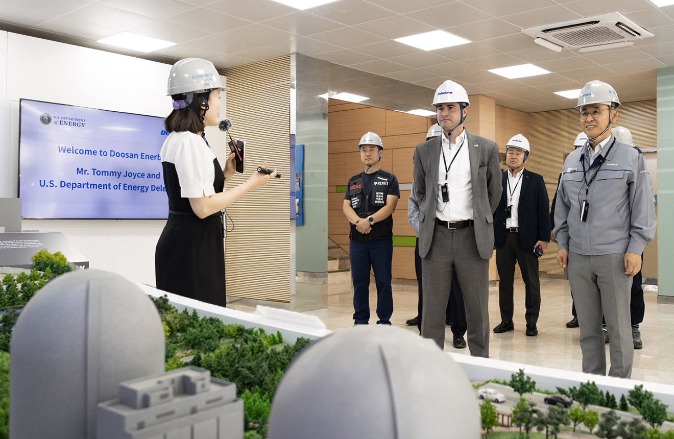 ▲ Tommy Joyce, Assistant Secretary of U.S. Department of Energy (front row, 2nd from the right), receiving a guided tour of Doosan’s nuclear shop as he is led around the Changwon headquarters by Doosan Enerbility Vice Chairman Yeonin Jung (front row, 1st from the right) on Aug 25.