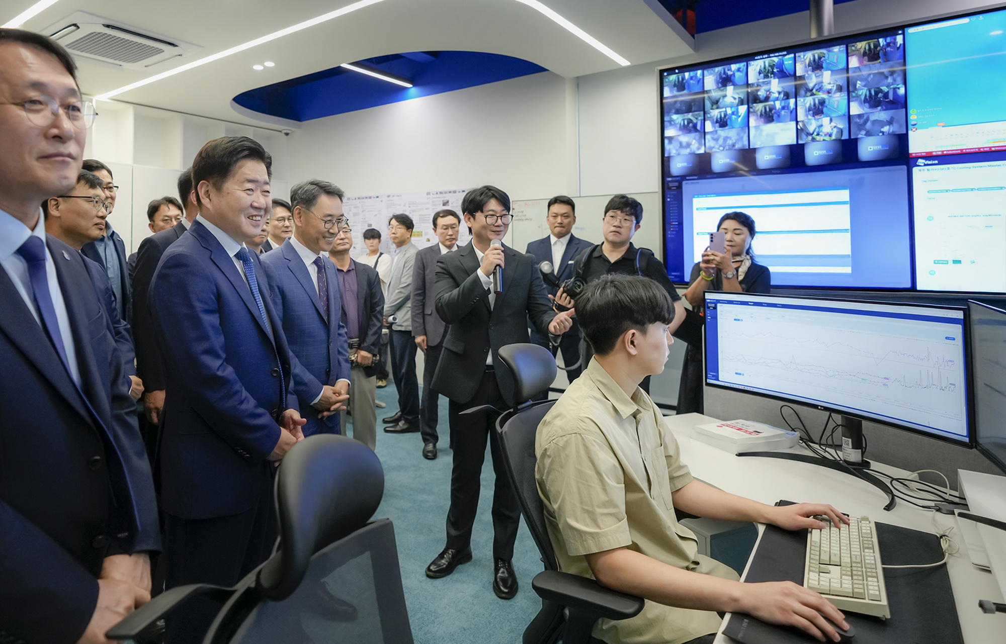 ▲ Key attendees, including Younghoon Oh, Governor of Jeju Special Self-Governing Province (front row, 2nd from the left) and Yeonin Jung, Vice Chairman & COO of Doosan Enerbility (front row, 3rd from the left), take an indoor tour of the Doosan WPC on Sept 3.