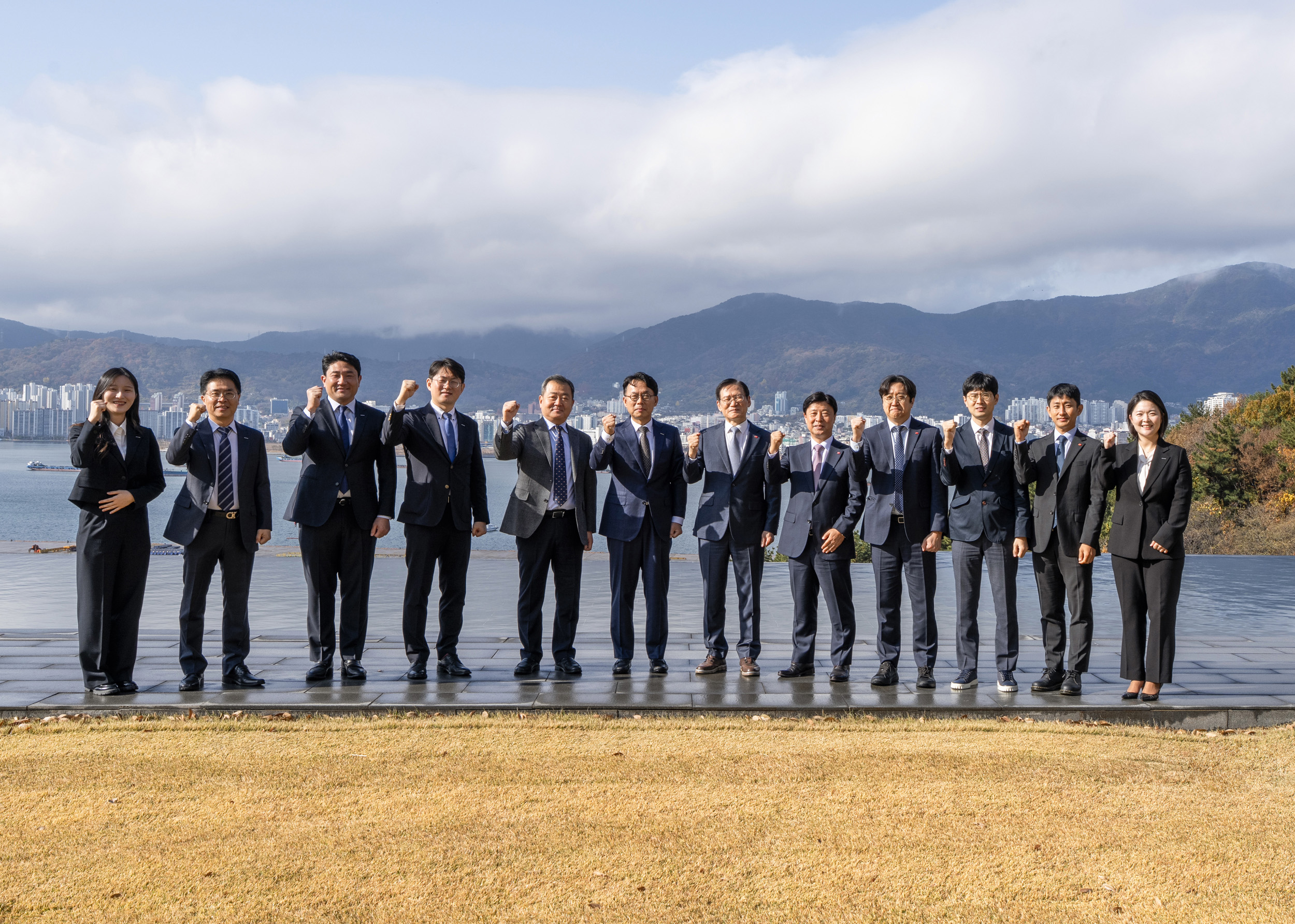 ▲ Hongyoun Kim, President of KEPCO KPS (6th from the right), Yohan Yun, CMO of Doosan Enerbility (6th from the left), and related parties pose for a group photo at the MOU signing ceremony held at Doosan Enerbility’s Changwon headquarters on Nov 27 for strengthening competitiveness in global power projects.