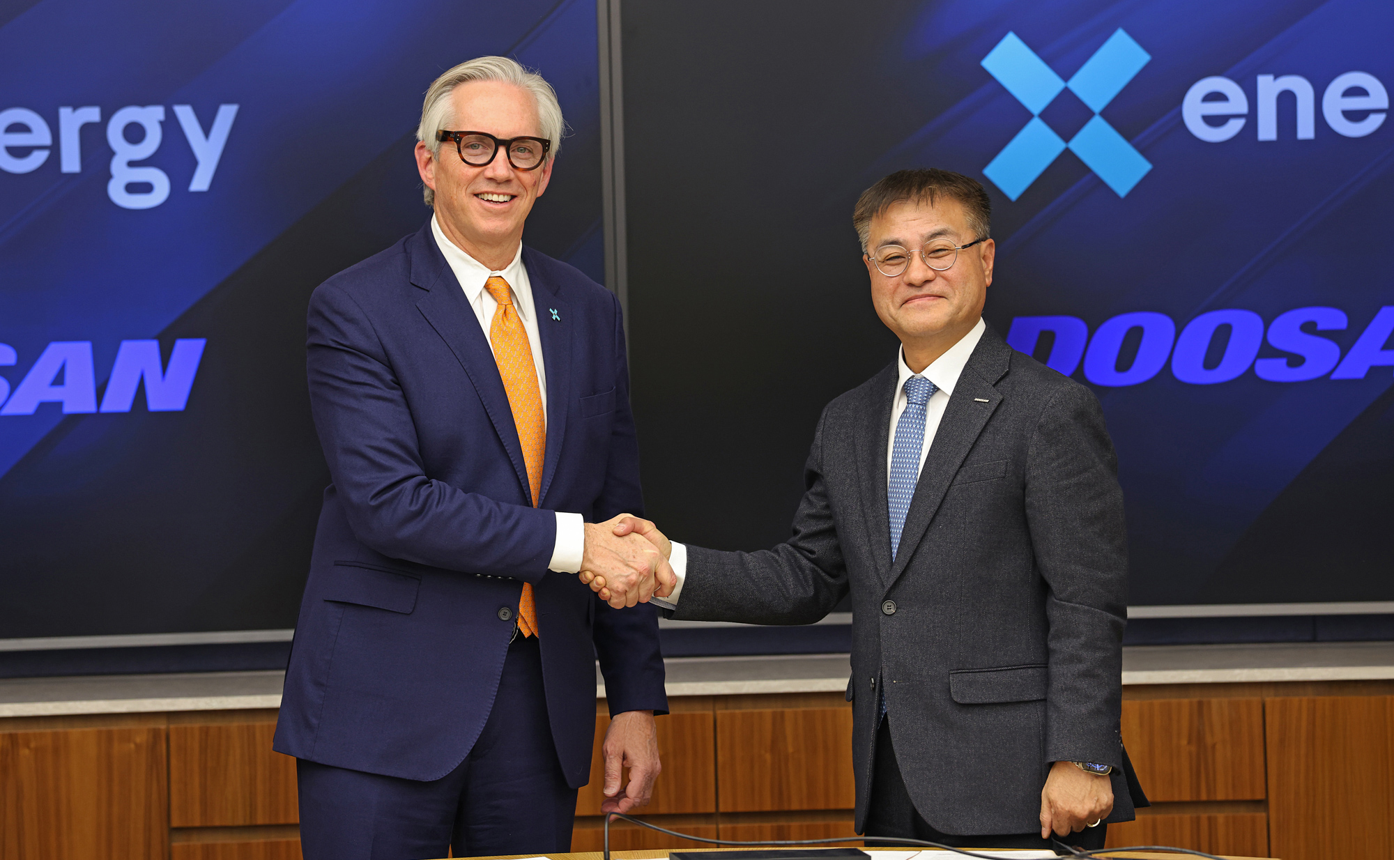 ▲ Clay Sell, CEO of X-energy (on the left), and Jongdoo Kim, CEO of Doosan Enerbility’s Nuclear BG, pose for a photo at the reservation agreement signing ceremony for SMR core materials held in Washington D.C. on Dec. 11th (local time).