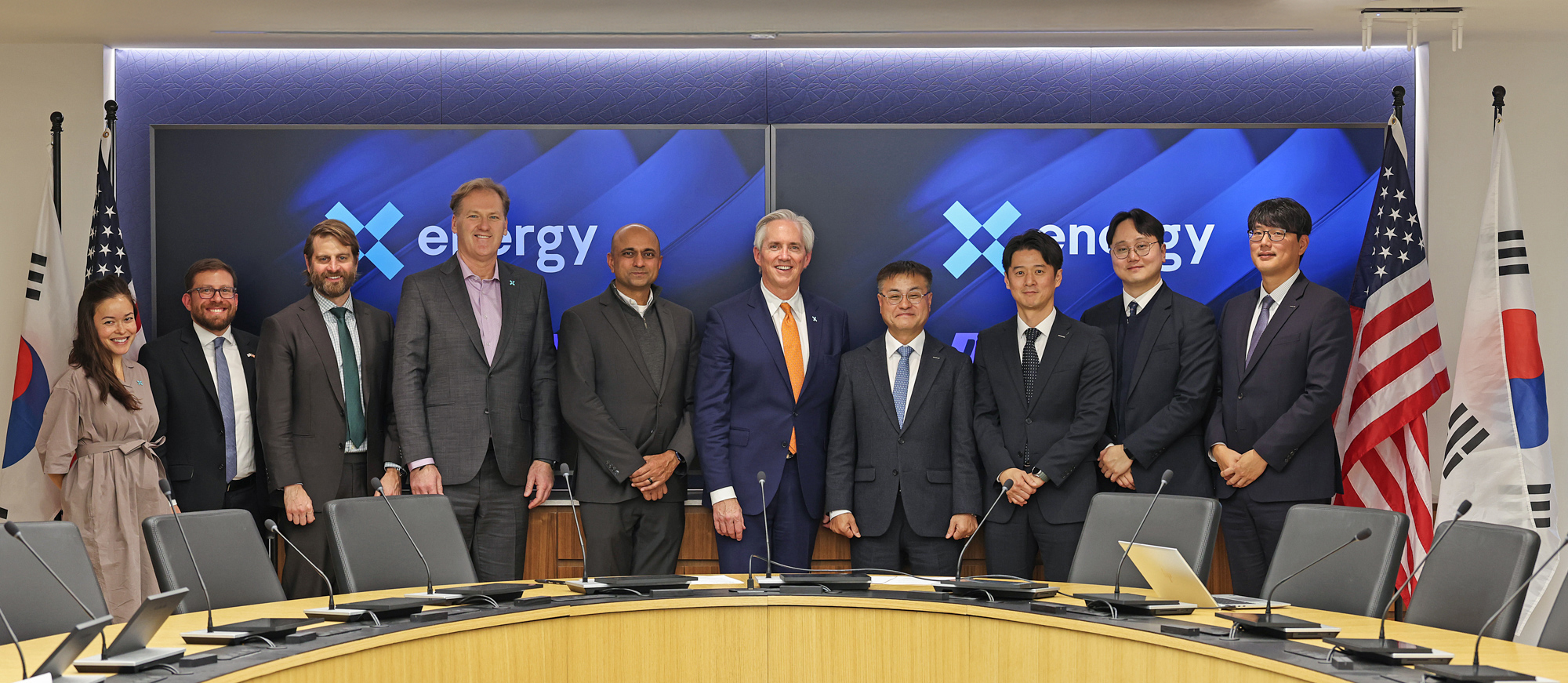 ▲ Clay Sell, CEO of X-energy (5th from the right), Jongdoo Kim, CEO of Doosan Enerbility’s Nuclear BG (4th from the right), and the related parties pose for a group photo at the reservation agreement signing ceremony for SMR core materials held in Washington D.C. on Dec. 11th (local time).