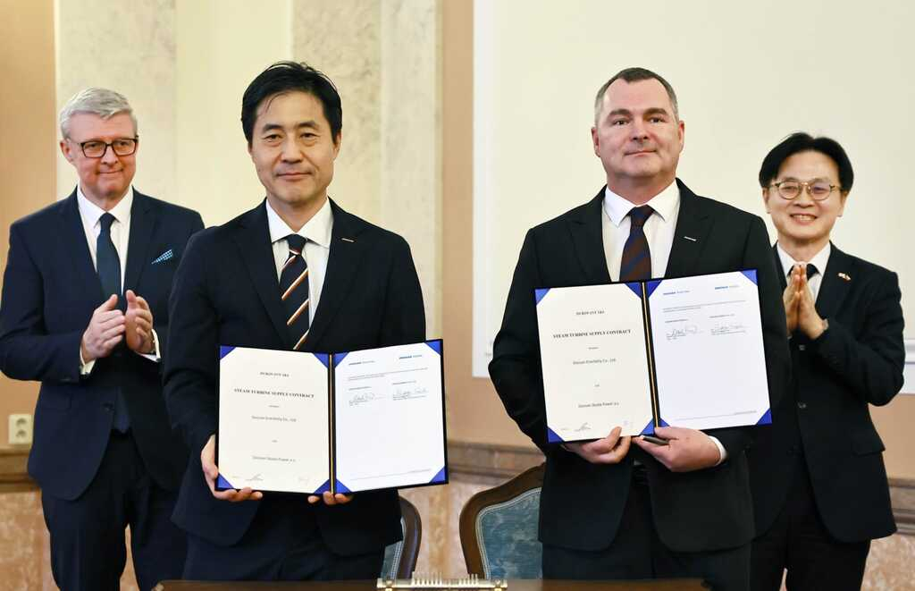 ▲ Attendees of the steam turbine contract signing ceremony for the Czech Republic’s Dukovany Nuclear Power Plant Units 5 & 6, held in Prague on Feb 16 (local time), pose for a photo. (From left to right) Karel Havlíček, Czech Republic’s Deputy Prime Minister and Minister of Industry and Trade; Seungwoo Sohn, CEO of Doosan Enerbility’s Power Services BG; Daniel Procházka, COO of Doosan Skoda Power; Jung-Kwan Kim, South Korea’s Minister of Trade, Industry and Resources.