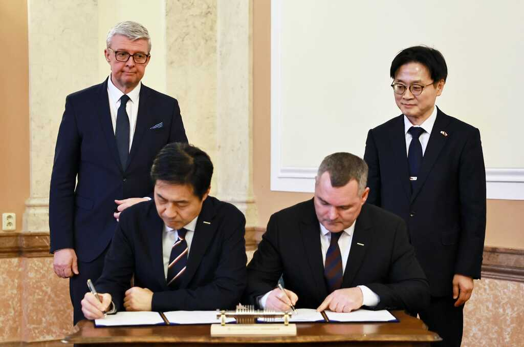 ▲ On Feb 16(local time), Seungwoo Sohn, CEO of Doosan Enerbility’s Power Services BG (front row, left) and Daniel Procházka, COO of Doosan Skoda Power, sign the steam turbine supply contract for Dukovany Units 5 & 6 at the signing ceremony held in Prague, with both countries’ industry ministers in attendance. (Back Row) Karel Havlíček, Czech Republic’s Deputy Prime Minister and Minister of Industry and Trade (left) and Jung-Kwan Kim, South Korea’s Minister of Trade, Industry and Resources.
