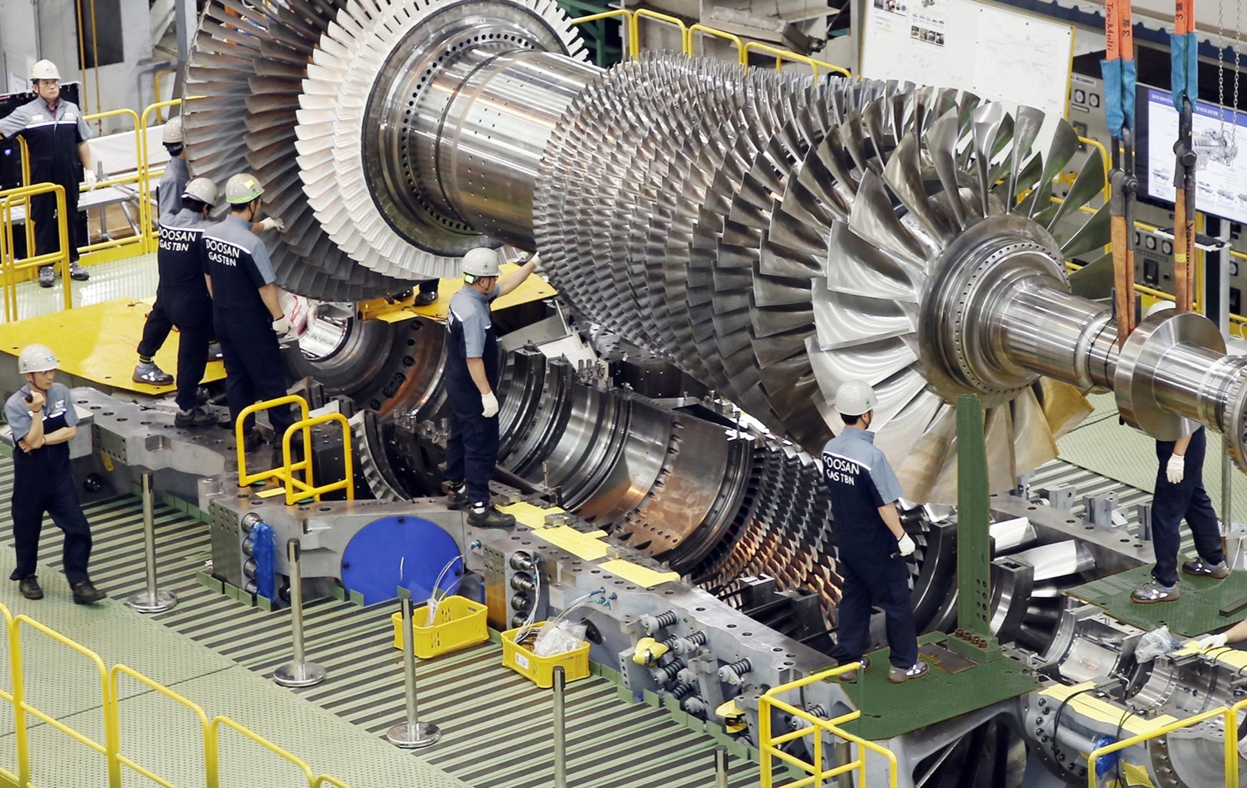 ▲ Doosan Enerbility workers installing the rotor blades inside turbine casing for the final assembly process.