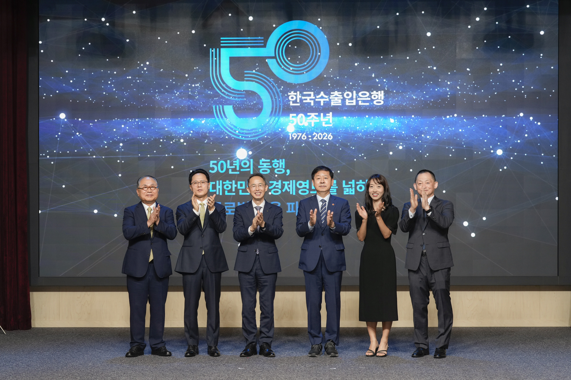 ▲ Deputy Prime Minister Yuncheol Koo (third from right), KEXIM President Kiyeon Hwang (third from left), Doosan Enerbility President & CFO Sanghyun Park (second from left) and other participants pose for a commemorative photo at the anniversary ceremony.