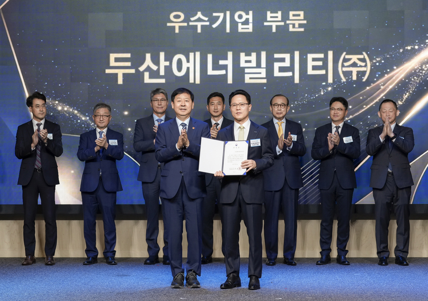▲ Sanghyun Park, President & CFO of Doosan Enerbility (right) receives a commendation from Deputy Prime Minister Yuncheol Koo (left) at the 50th anniversary ceremony of the Export-Import Bank of Korea
