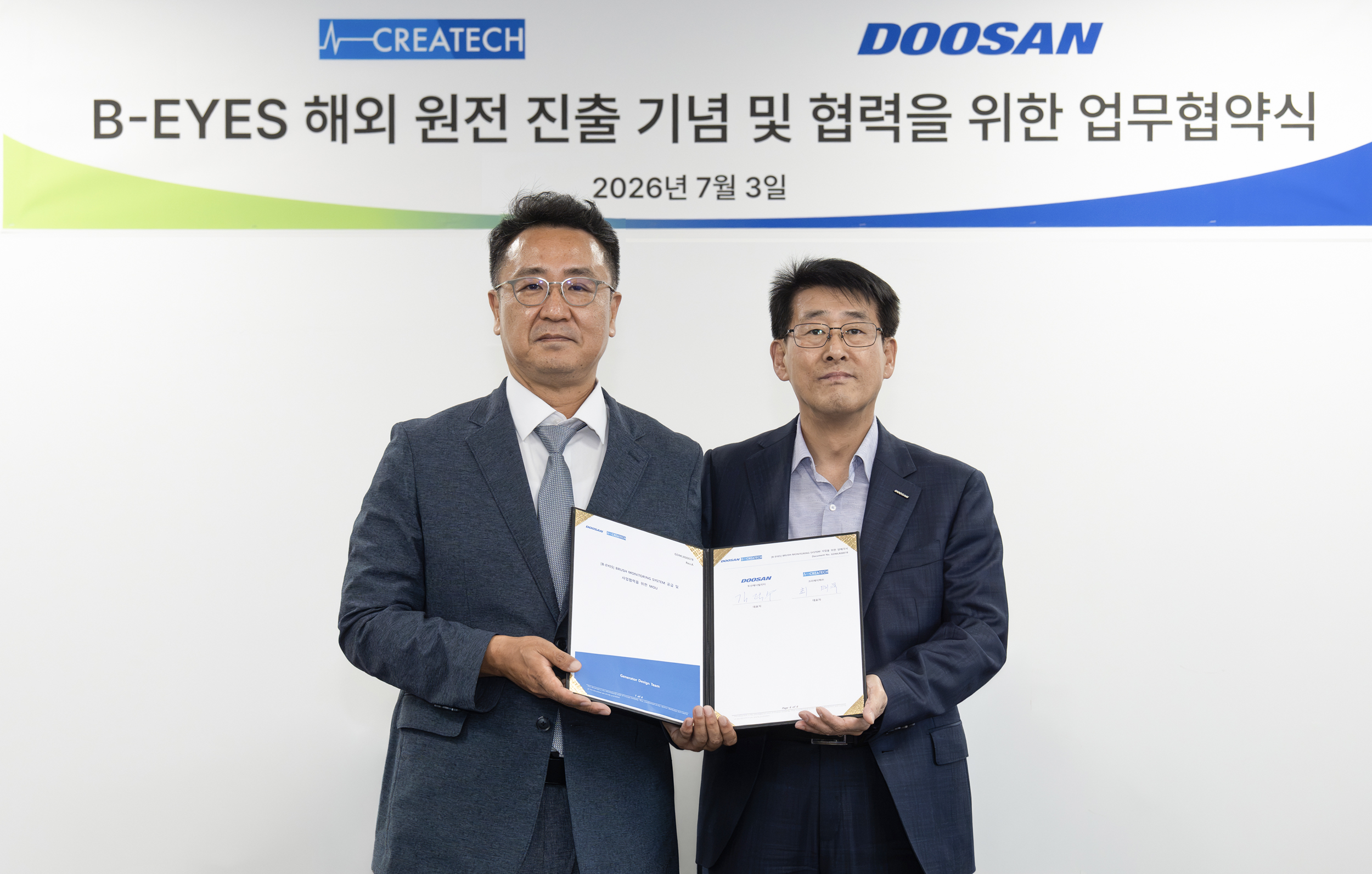 ▲ Deogsoo Kim, Head of TM Engineering at Doosan Enerbility (right) and Taemook Choi, CEO of Createch, pose for a commemorative photo during the MOU signing ceremony celebrating B-EYE’s first overseas deployment to a nuclear power project, held at Createch’s Ulsan plant on July 3.