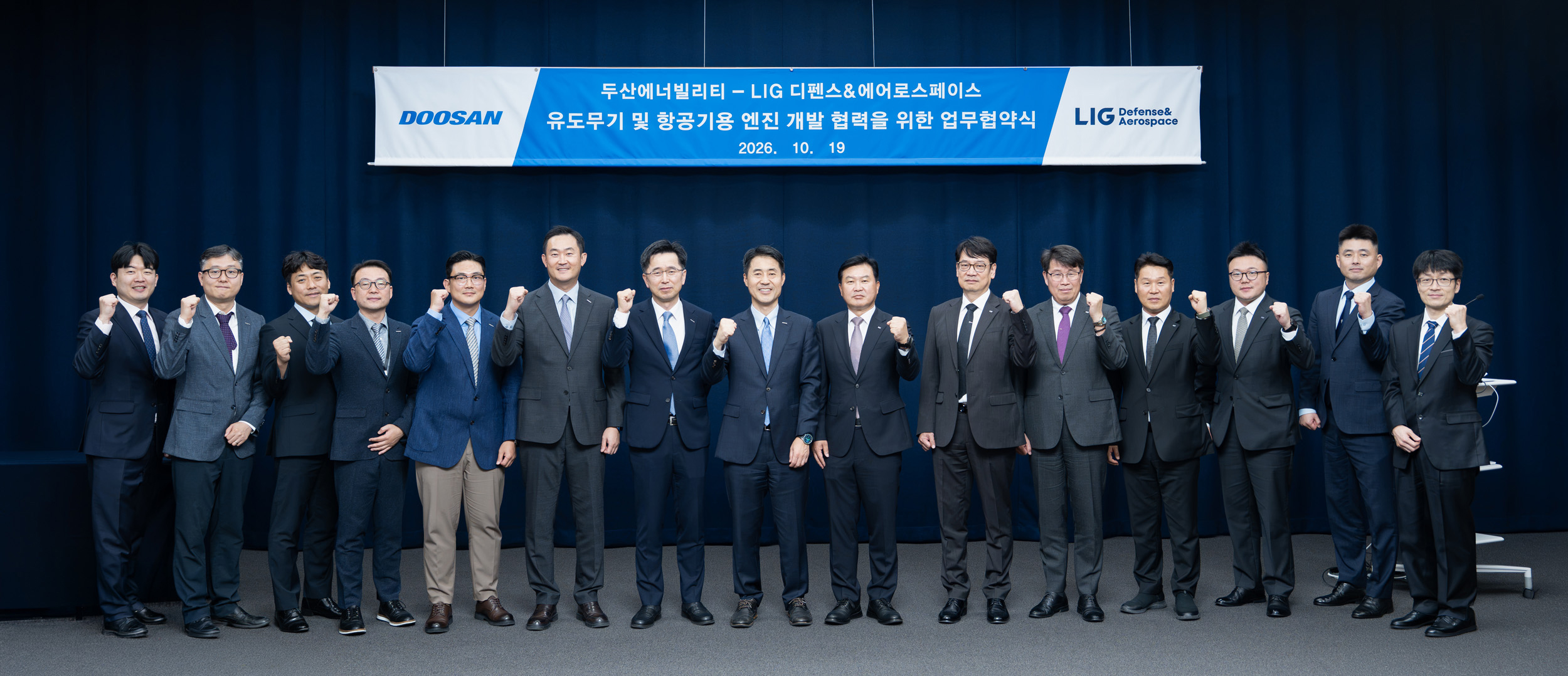 ▲ Taesik Park, Head of LIG D&A’s Missile Systems Business Division (7th from the right), Seungwoo Sohn, CEO of Doosan Enerbility’s Power Services Business Group (8th from the right) and the related parties from both companies pose for a group photo at the MOU signing ceremony held at Bundang Doosan Tower on Oct 19.