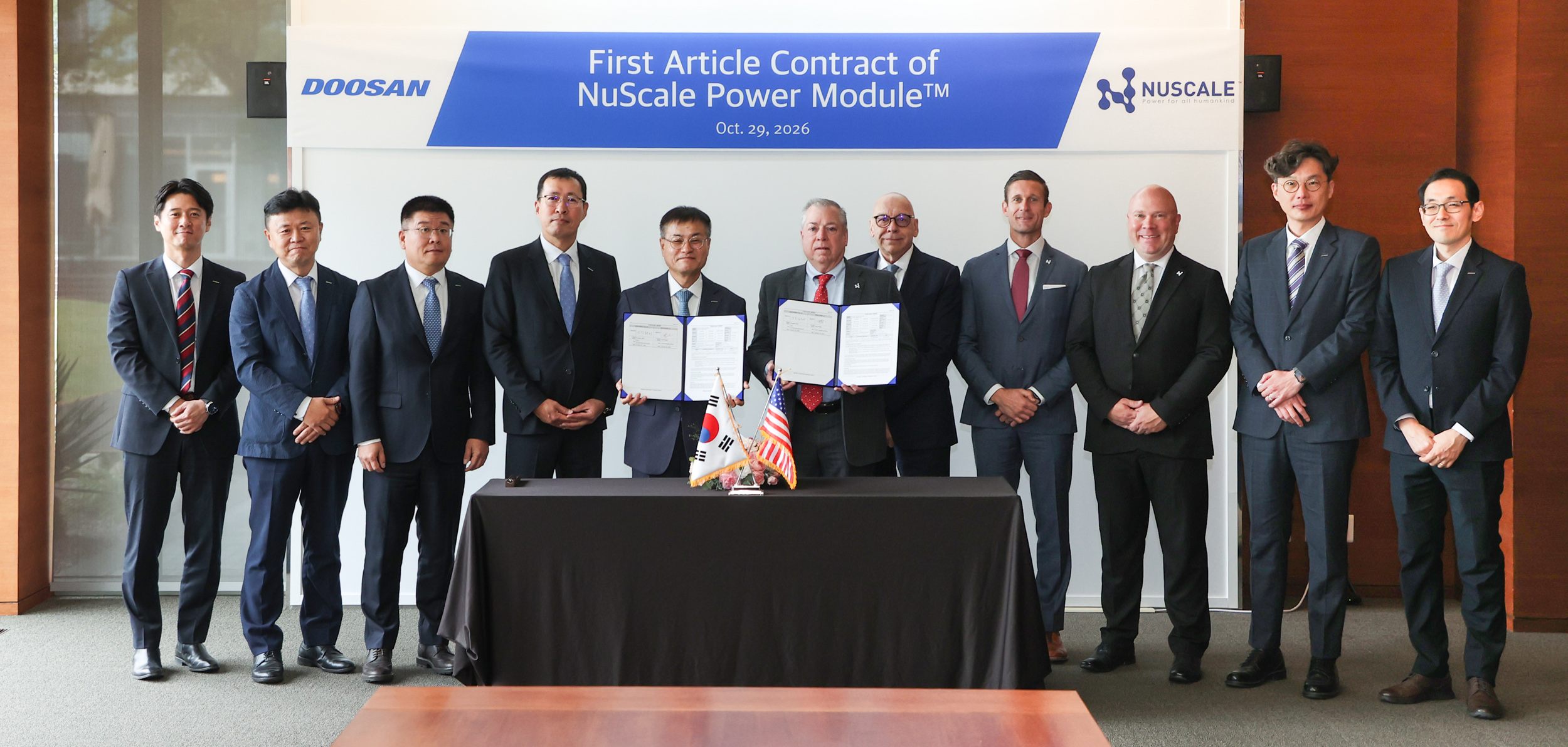 ▲ Attendees from both companies, including Carl Fisher, COO of NuScale Power (middle), and Jongdoo Kim, CEO of Doosan Enerbility’s Nuclear Business Group (5th from the left), pose for a group photo at the signing ceremony held at Doosan Enerbility’s Changwon headquarters on Oct. 29.