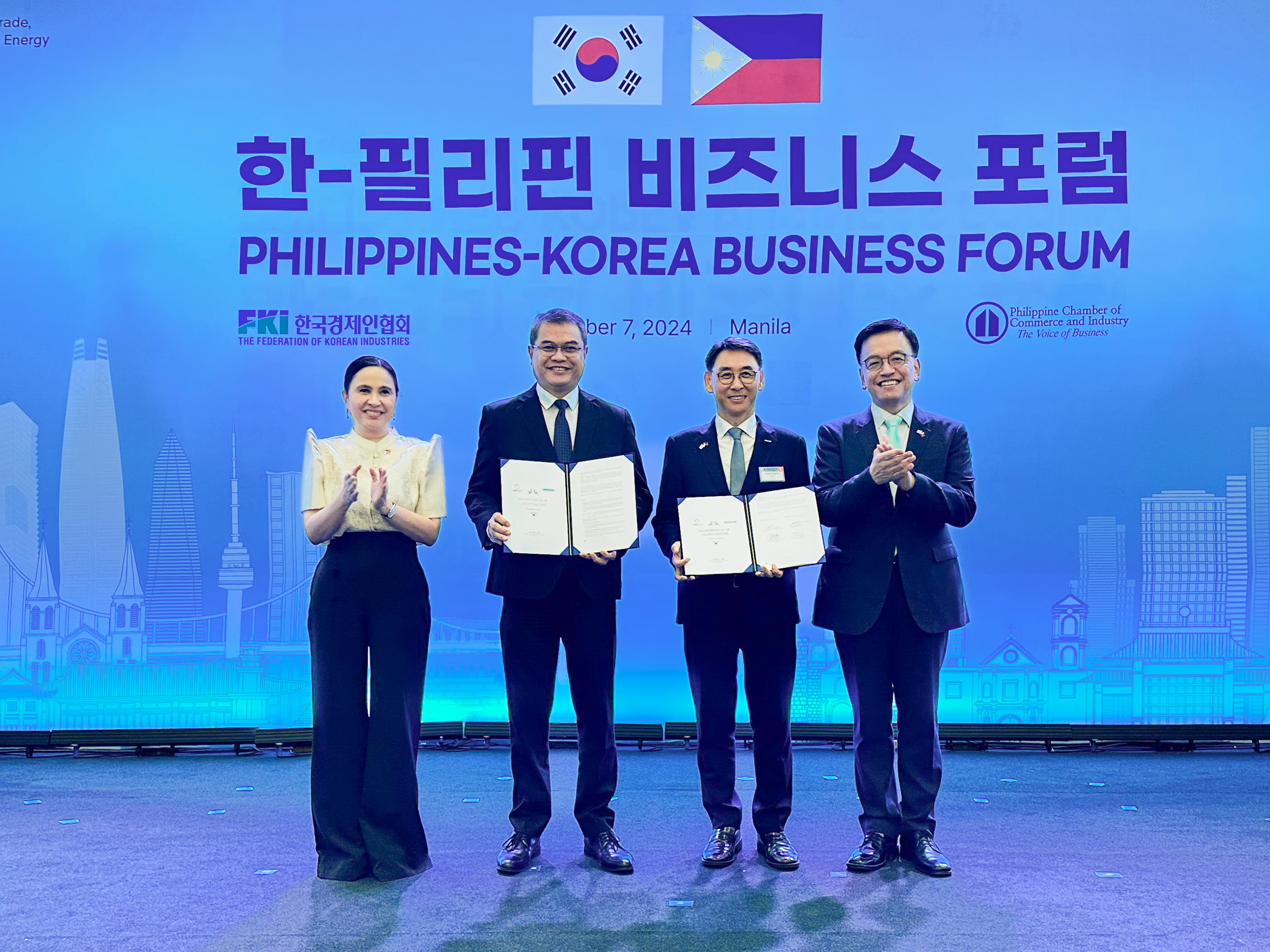두산에너빌리티가 7일(현지시각) 필리핀 마닐라에서 열린 ‘한-필리핀 비즈니스 포럼’에서 필리핀 최대 전력기업인 메랄코와 필리핀 발전 인프라 분야에서 협력을 가속키로 했다. 왼쪽부터 크리스티나 알데게르 로케 필리핀 통상산업부 장관, 메랄코 로니 아페로초 수석 부사장, 두산에너빌리티 정연인 부회장, 최상목 경제부총리.