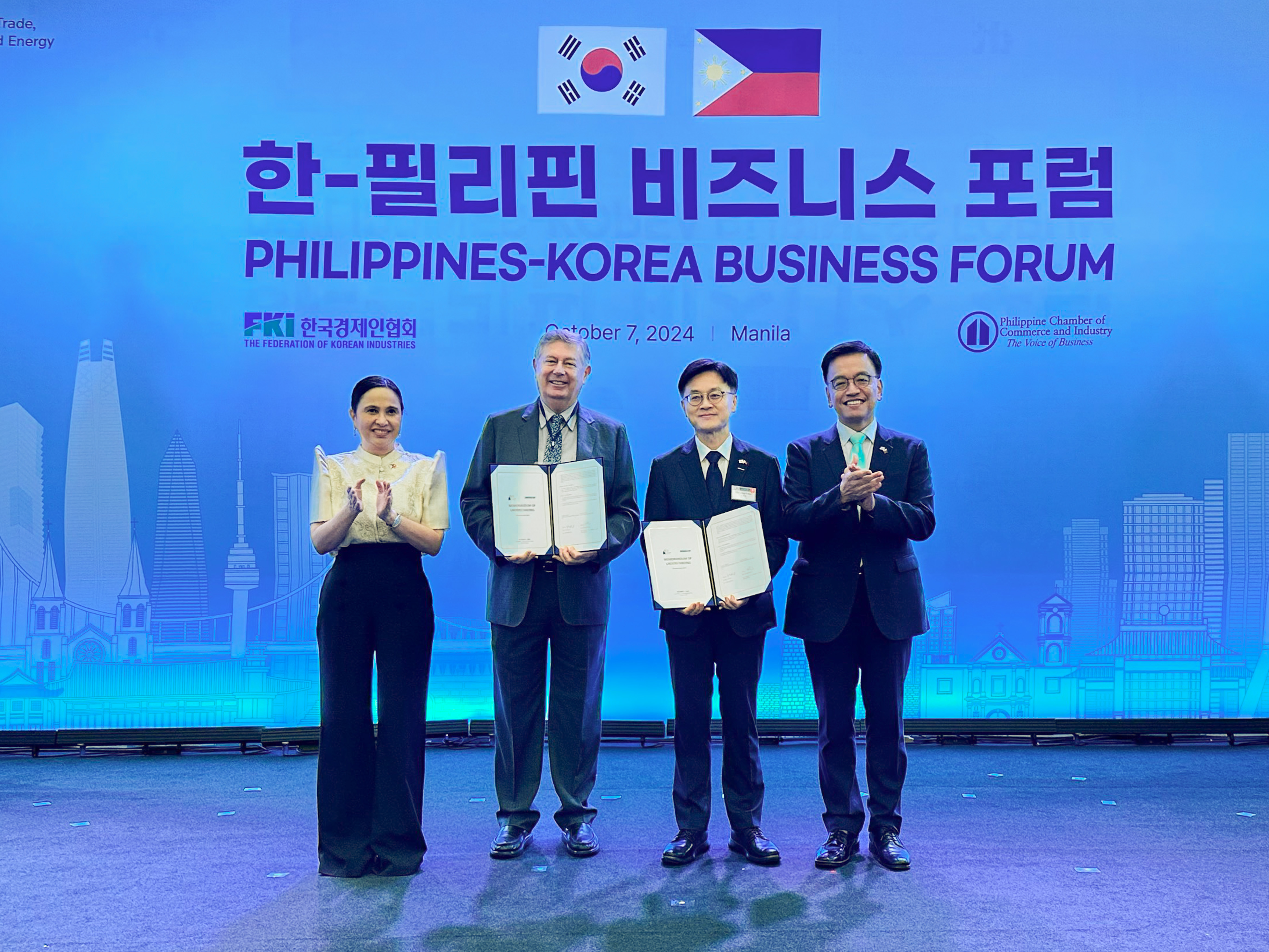 두산에너빌리티가 7일(현지시각) 필리핀 마닐라에서 열린 ‘한-필리핀 비즈니스 포럼’에서 필리핀 민자발전사인 퀘존파워와 복합화력발전소 추진을 위한 업무협약을 체결했다. 왼쪽부터 크리스티나 알데게르 로케 필리핀 통상산업부 장관, 퀘존파워 프랭크 티엘 CEO, 두산에너빌리티 김정관 부사장, 최상목 경제부총리.