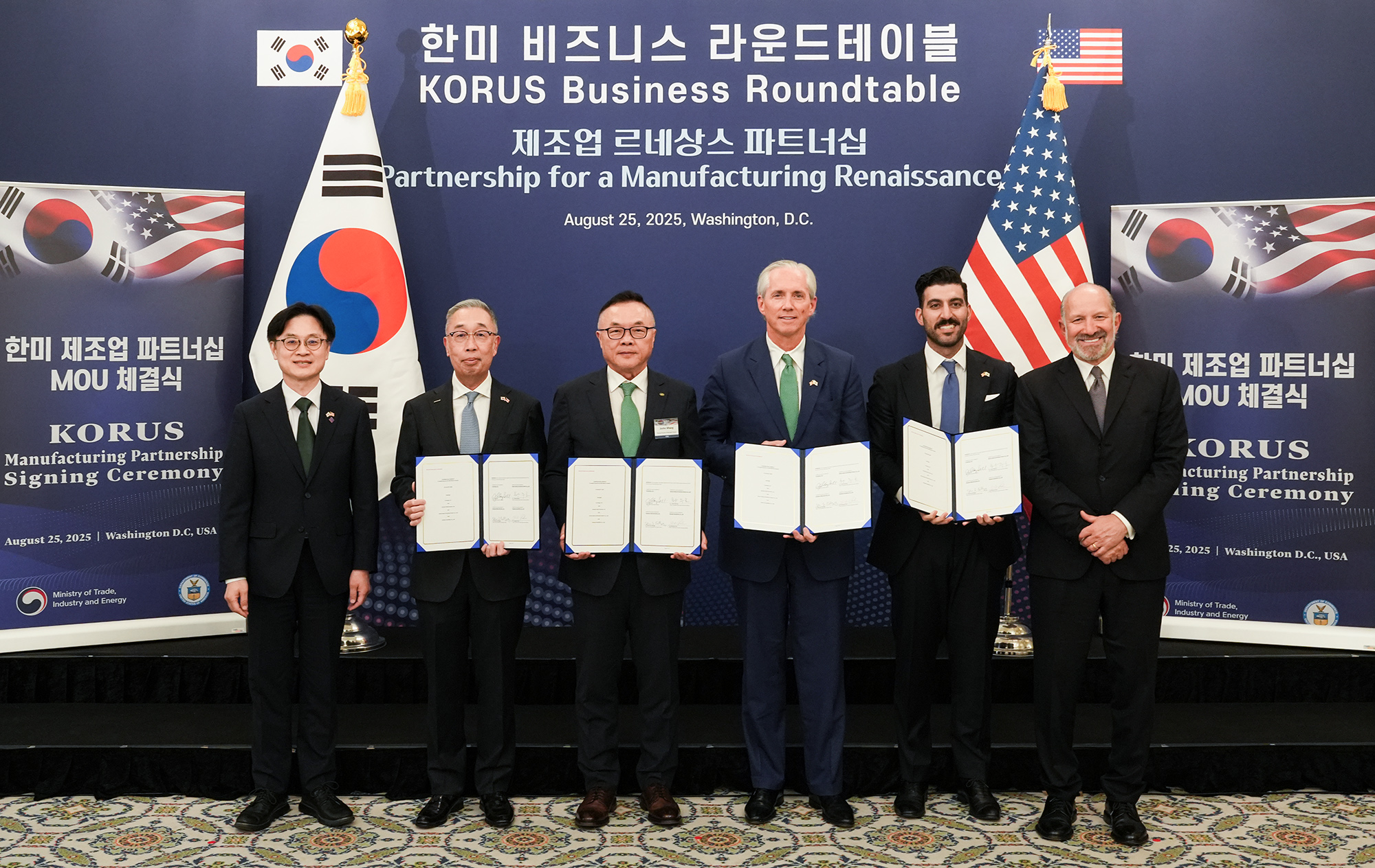 ▲ 25일(현지시각) 미국 워싱턴 D.C.에서 ‘한미 비즈니스 라운드 테이블’ 직후 진행된 SMR 사업협력을 위한 양해각서(MOU) 체결식에서 참석자들이 기념촬영을 하고 있다. 왼쪽부터 김정관 산업통상자원부 장관, 박지원 두산에너빌리티 회장, 황주호 한수원 사장, 클레이 셀(Clay Sell) 엑스-에너지 CEO, 레이 포코우리(Ray Fakhoury) AWS 에너지정책 관리자, 하워드 러트닉(Howard Lutnick) 미국 상무부 장관.