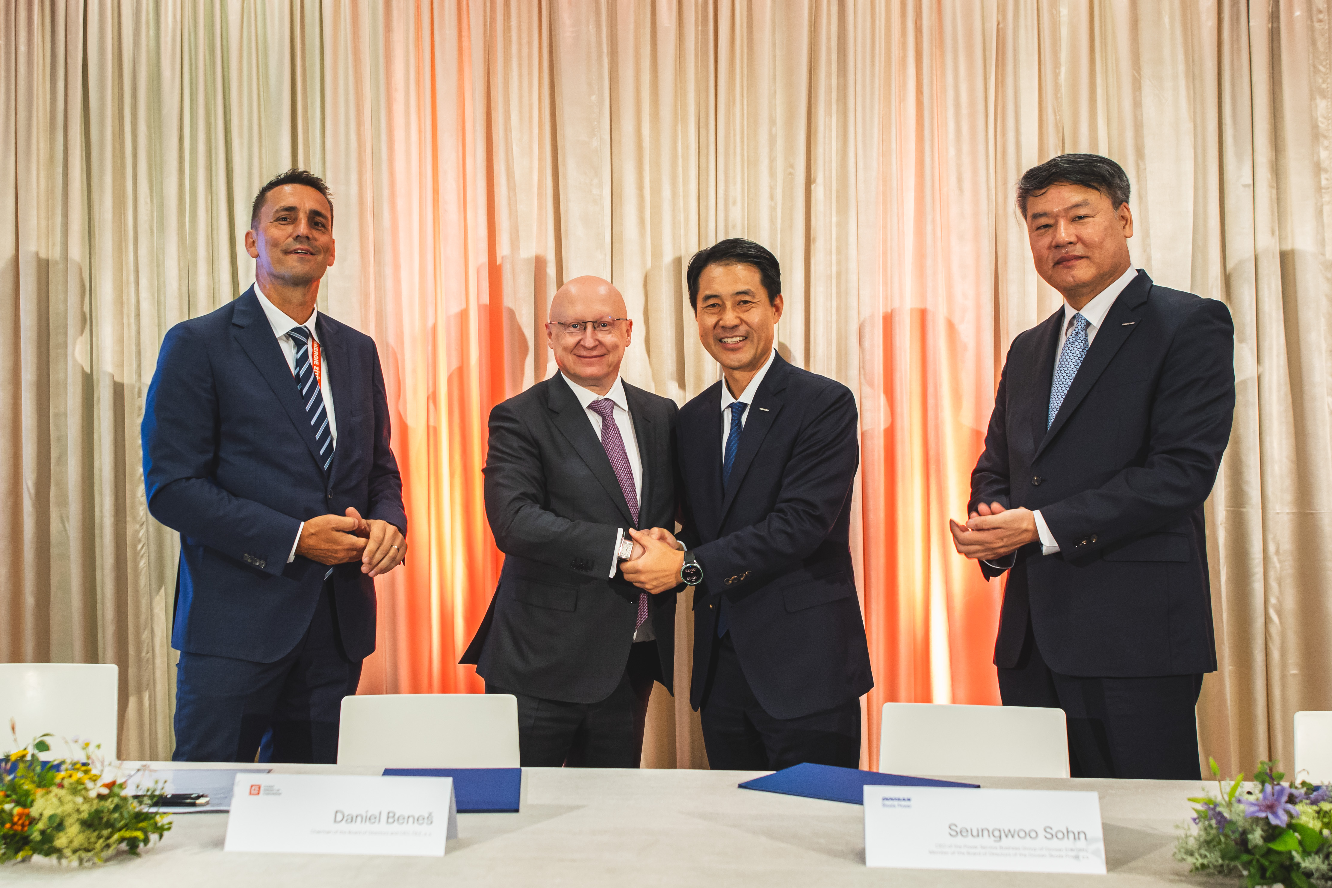 ▲ 10일(현지 시간) 체코 프라하 CEZ 본사에서 열린 테믈린 원전 1·2호기 발전기 교체 사업 계약 체결식에서 각 사 관계자들이 기념촬영을 하고 있다. 왼쪽부터 CEZ 보흐단 즈로넥(Bohdan Zronek) 원자력 본부장, 다니엘 베네쉬(Daniel Benes) CEO, 두산에너빌리티 손승우 파워서비스 BG장, 두산스코다파워 임영기 법인장