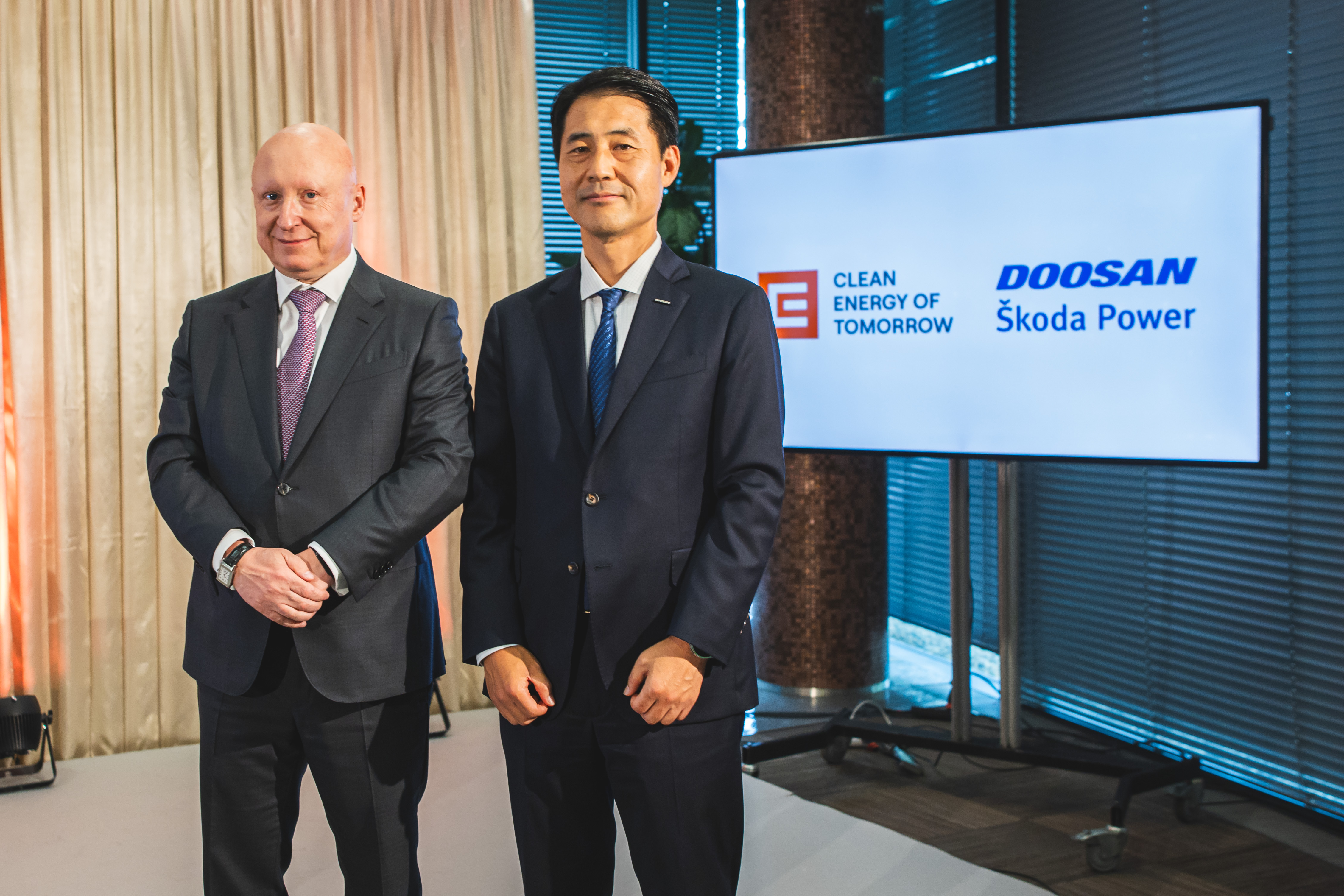 ▲ 10일(현지 시간) 체코 프라하 CEZ 본사에서 열린 테믈린 원전 1·2호기 발전기 교체 사업 계약 체결식에 참석한 CEZ 다니엘 베네쉬(Daniel Benes) CEO(왼쪽)와 두산에너빌리티 손승우 파워서비스 BG장이 기념사진을 촬영하고 있다.